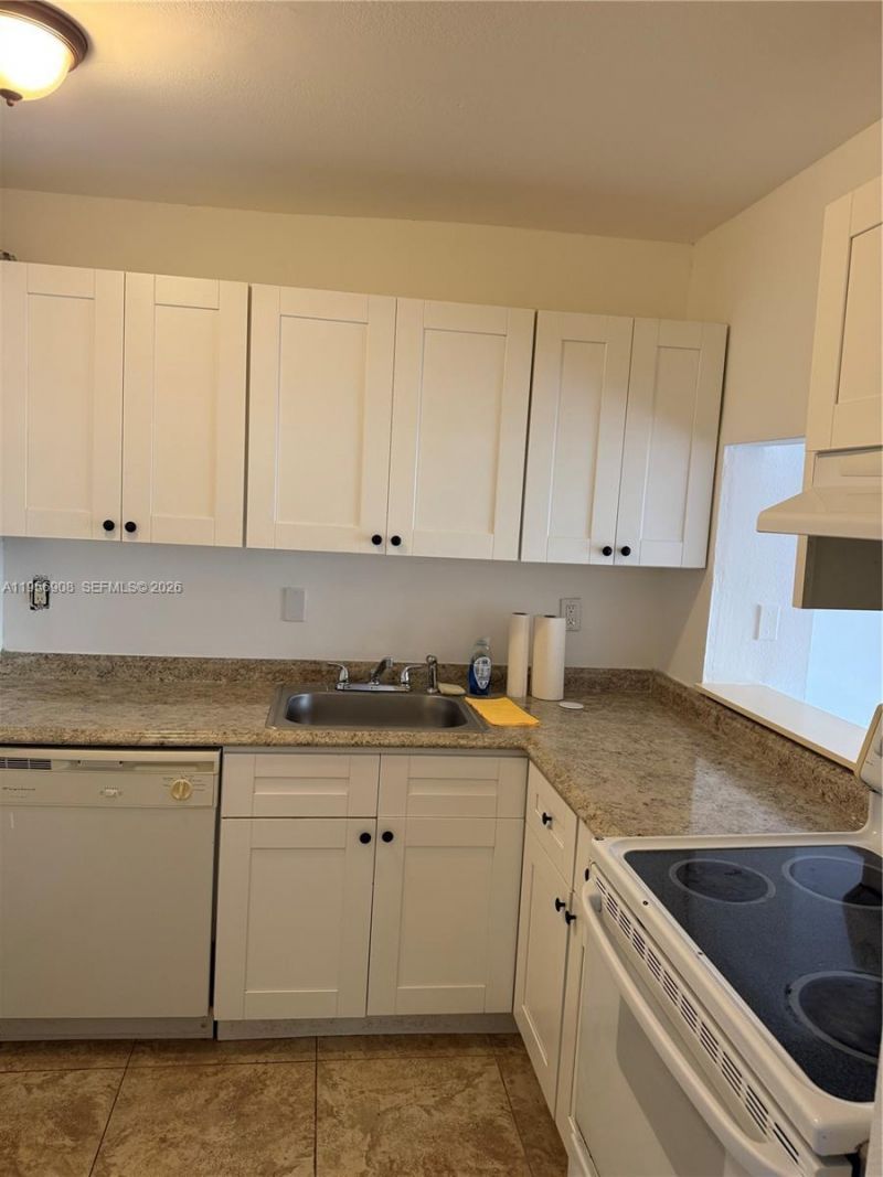 7900 Camino Cir, Unit 403, Miami, FL 33143 Photo