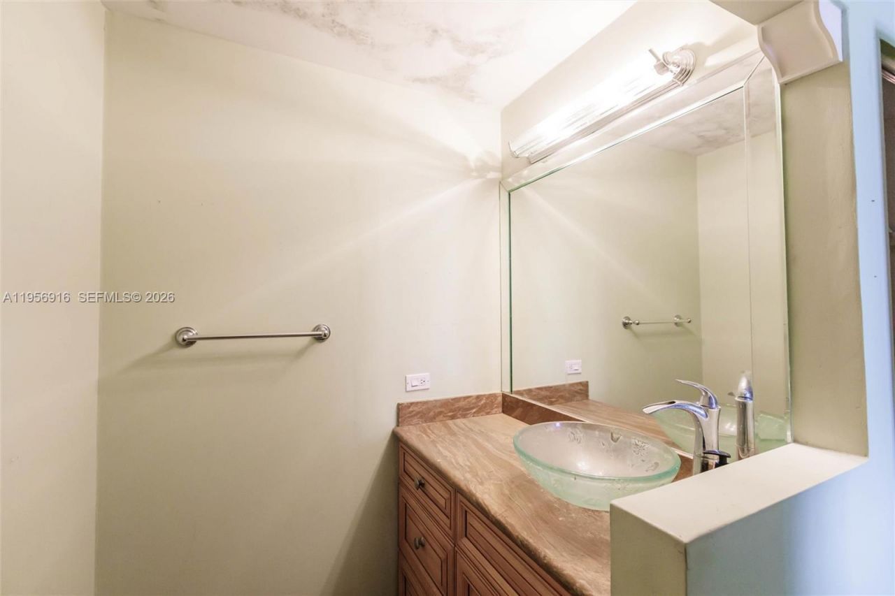 1900 W 54th St , Unit 213, Hialeah, FL 33012 Photo