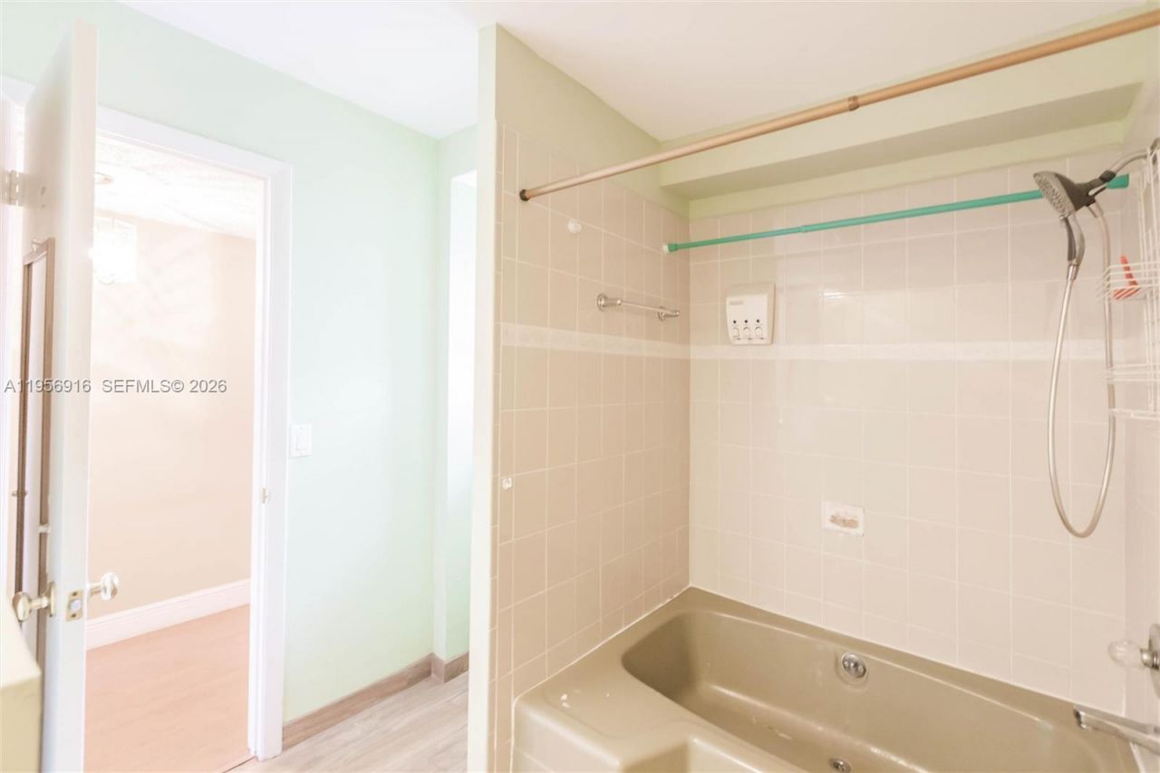 1900 W 54th St , Unit 213, Hialeah, FL 33012 Photo