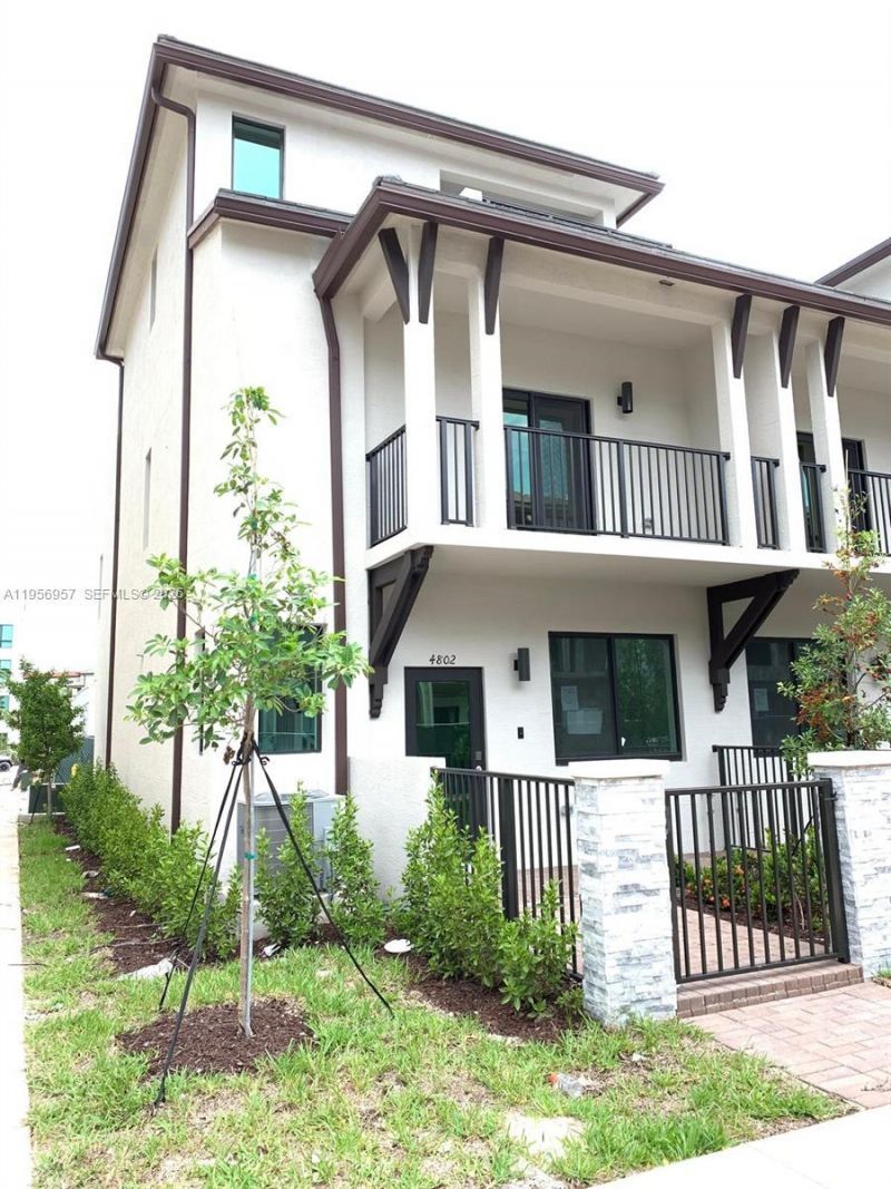4802 NW 83rd Path, Unit ., Doral, FL 33166 Main Photo