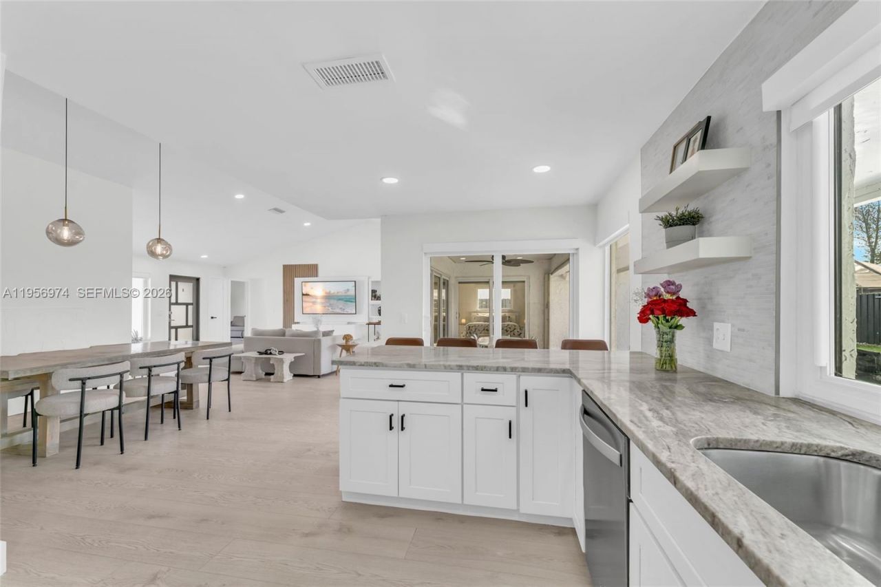 8810 NW 7th St, Pembroke Pines, FL 33024 Photo