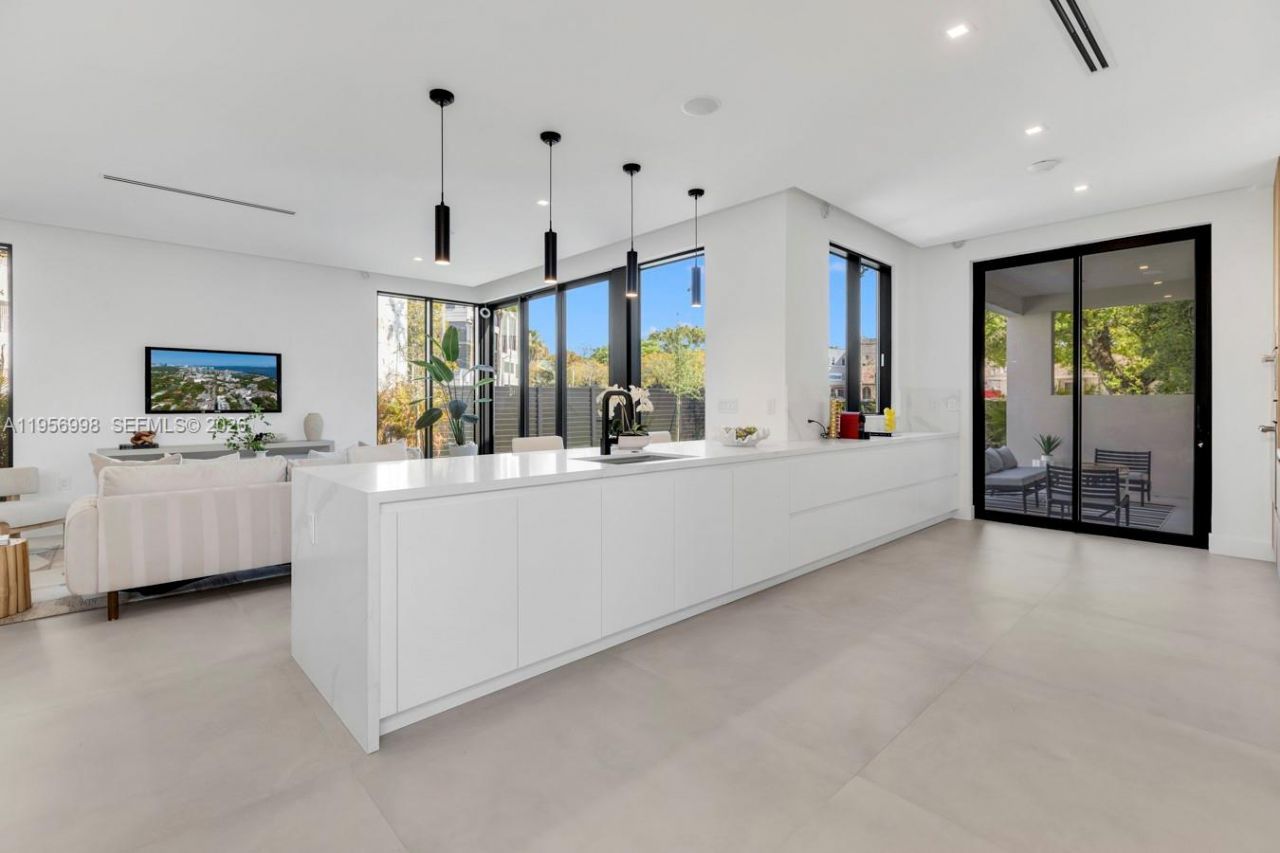 3200 Thomas Ave, Miami, FL 33133 Photo