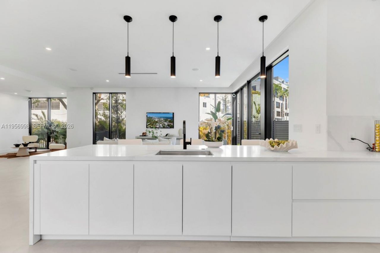 3200 Thomas Ave, Miami, FL 33133 Photo