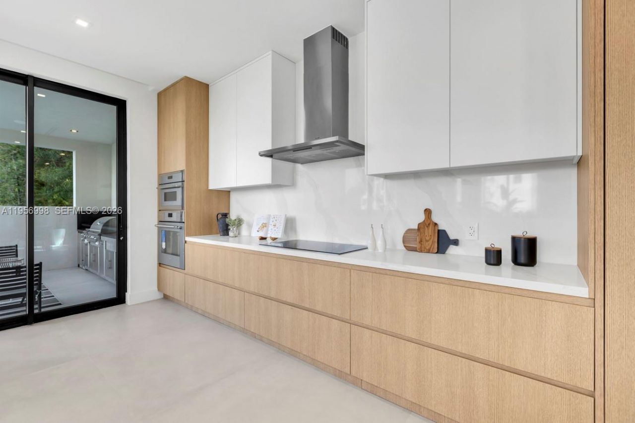 3200 Thomas Ave, Miami, FL 33133 Photo