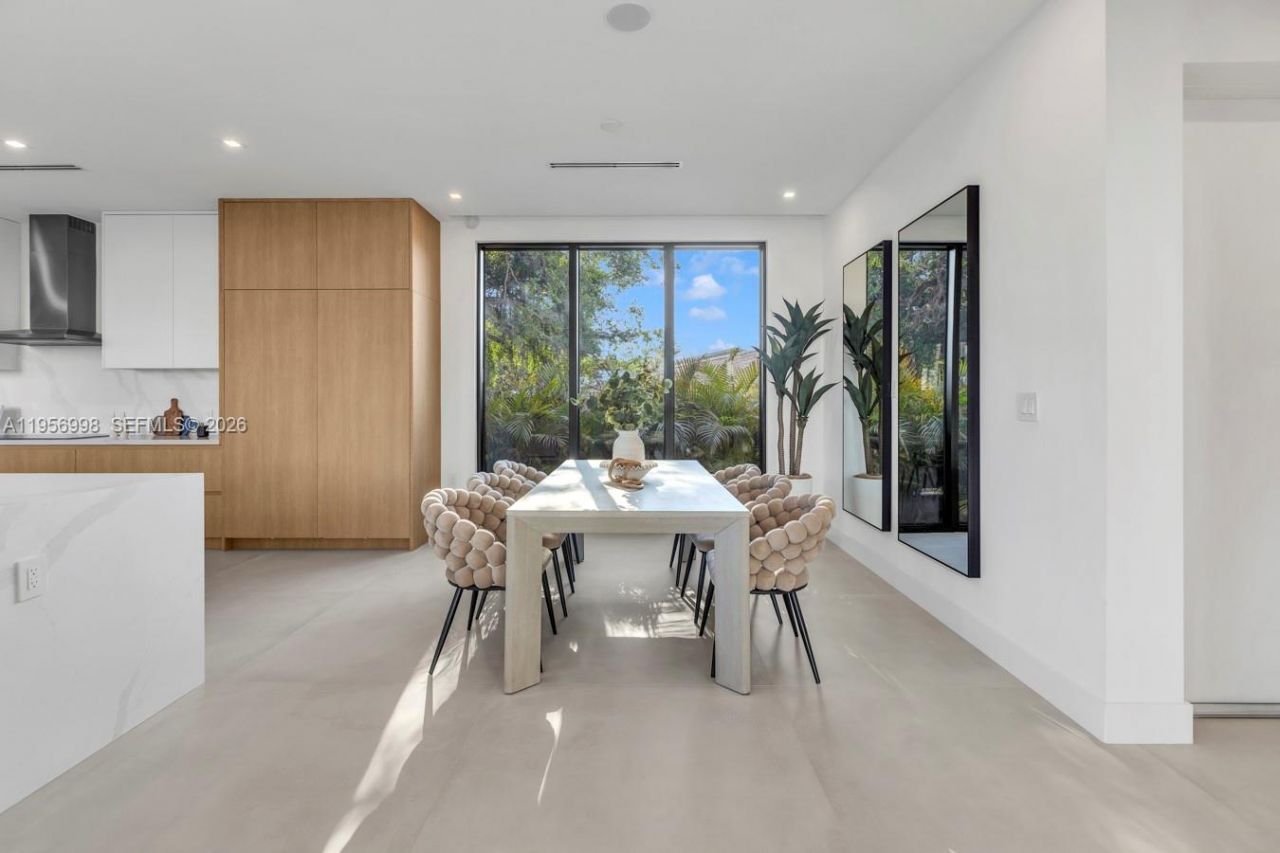 3200 Thomas Ave, Miami, FL 33133 Photo