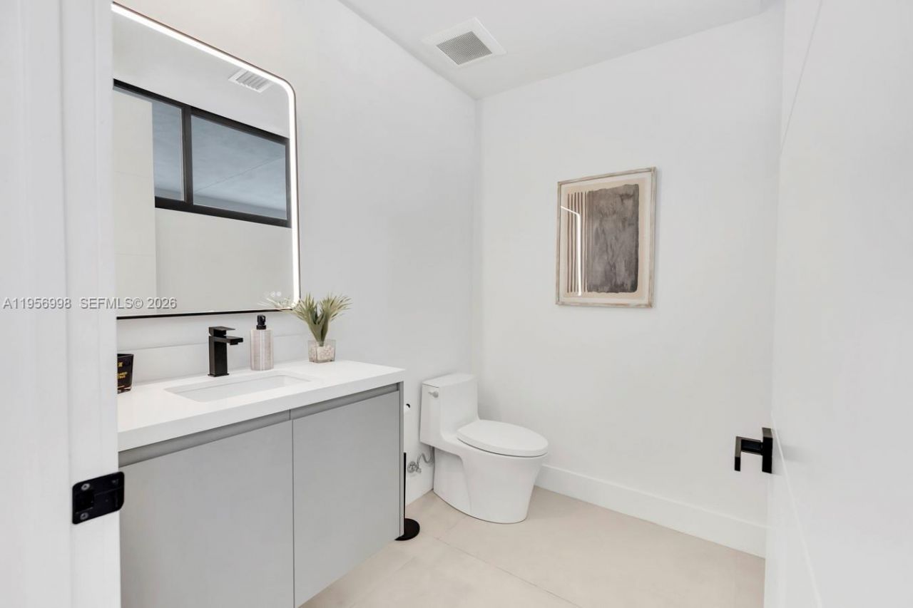 3200 Thomas Ave, Miami, FL 33133 Photo