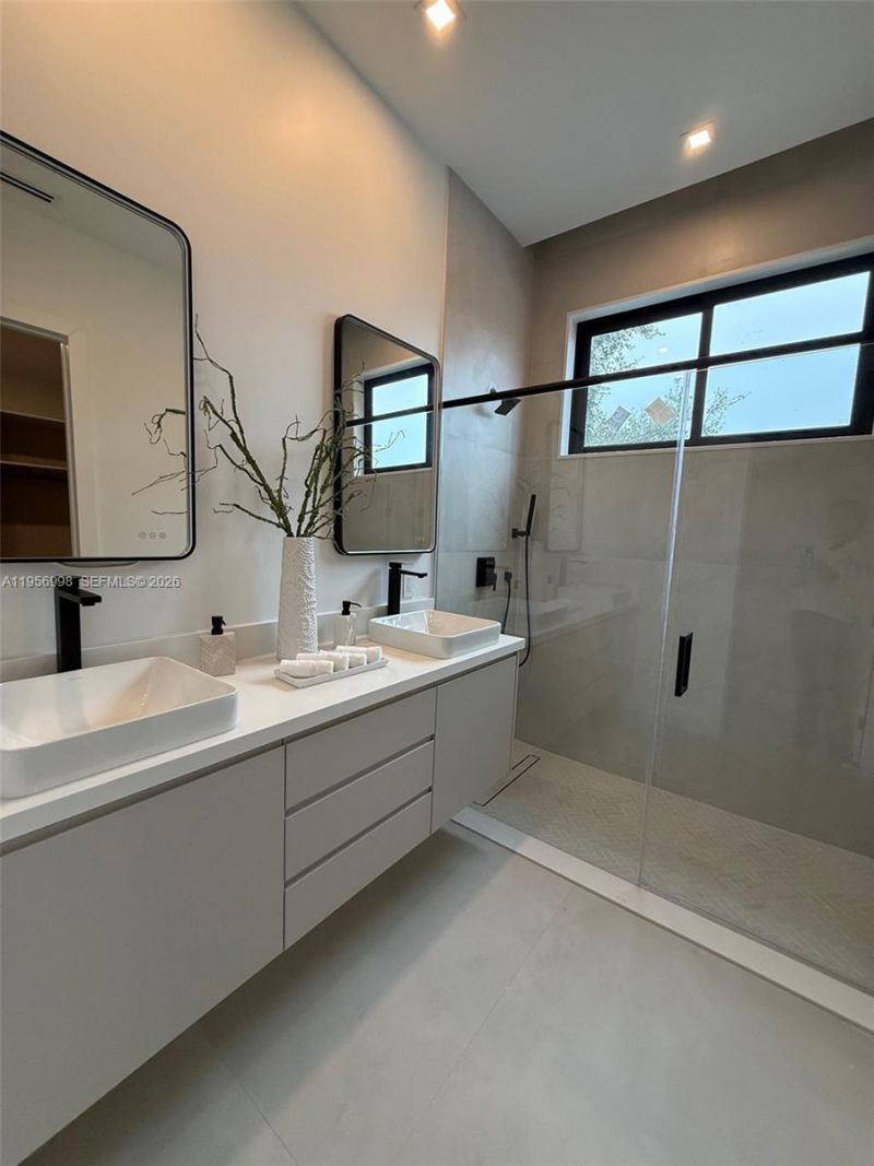 3200 Thomas Ave, Miami, FL 33133 Photo