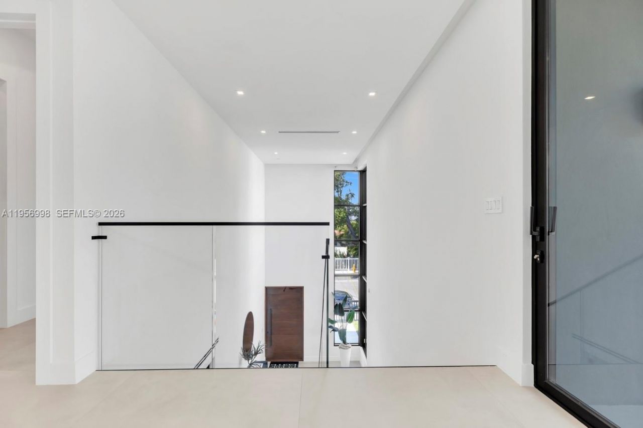 3200 Thomas Ave, Miami, FL 33133 Photo