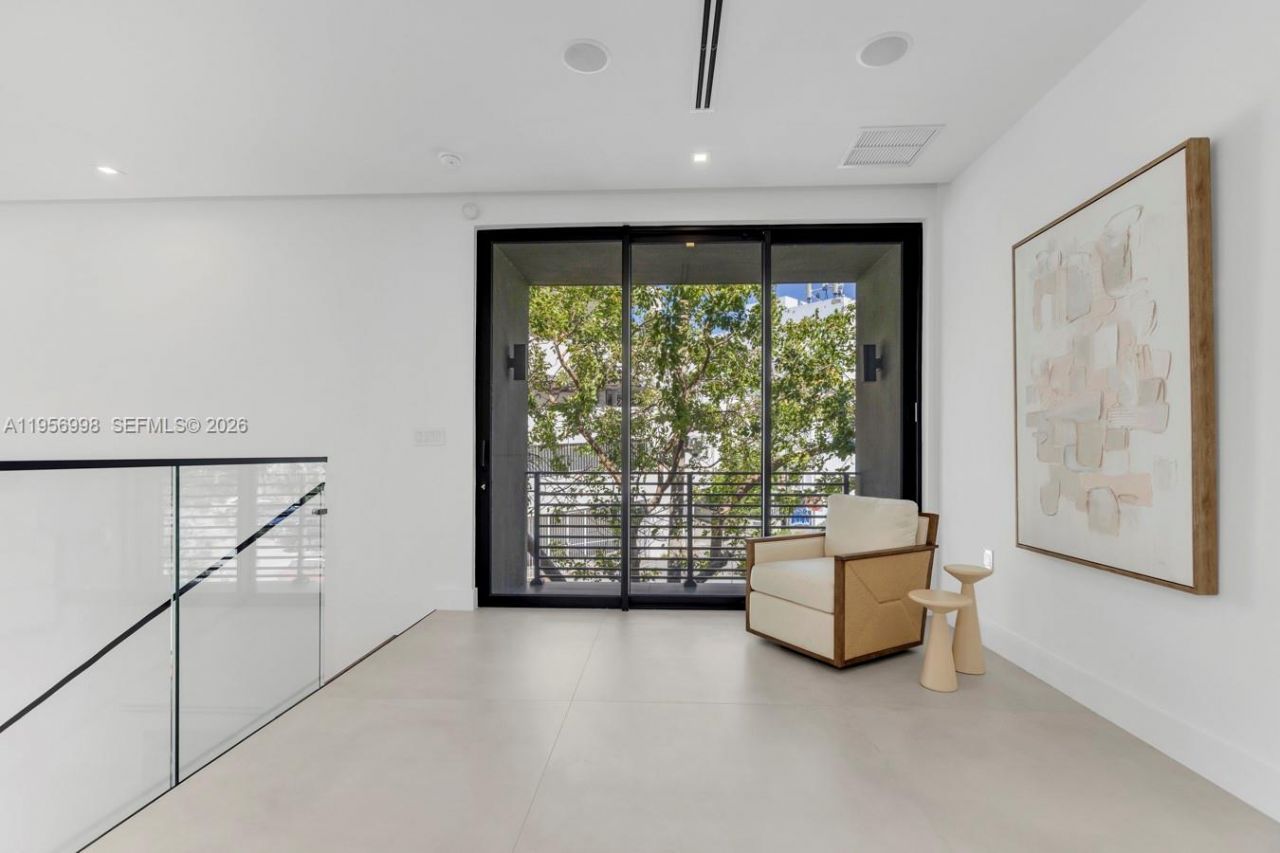 3200 Thomas Ave, Miami, FL 33133 Photo