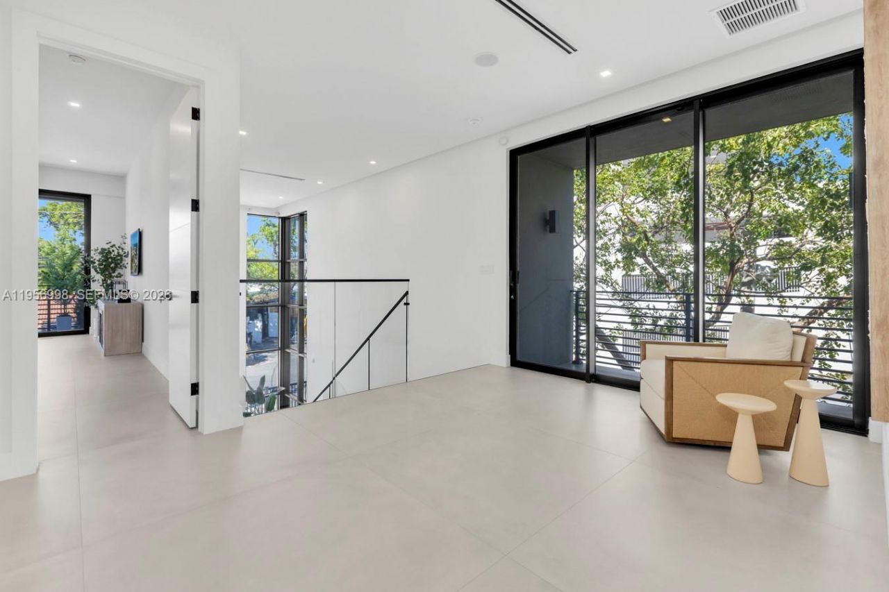 3200 Thomas Ave, Miami, FL 33133 Photo