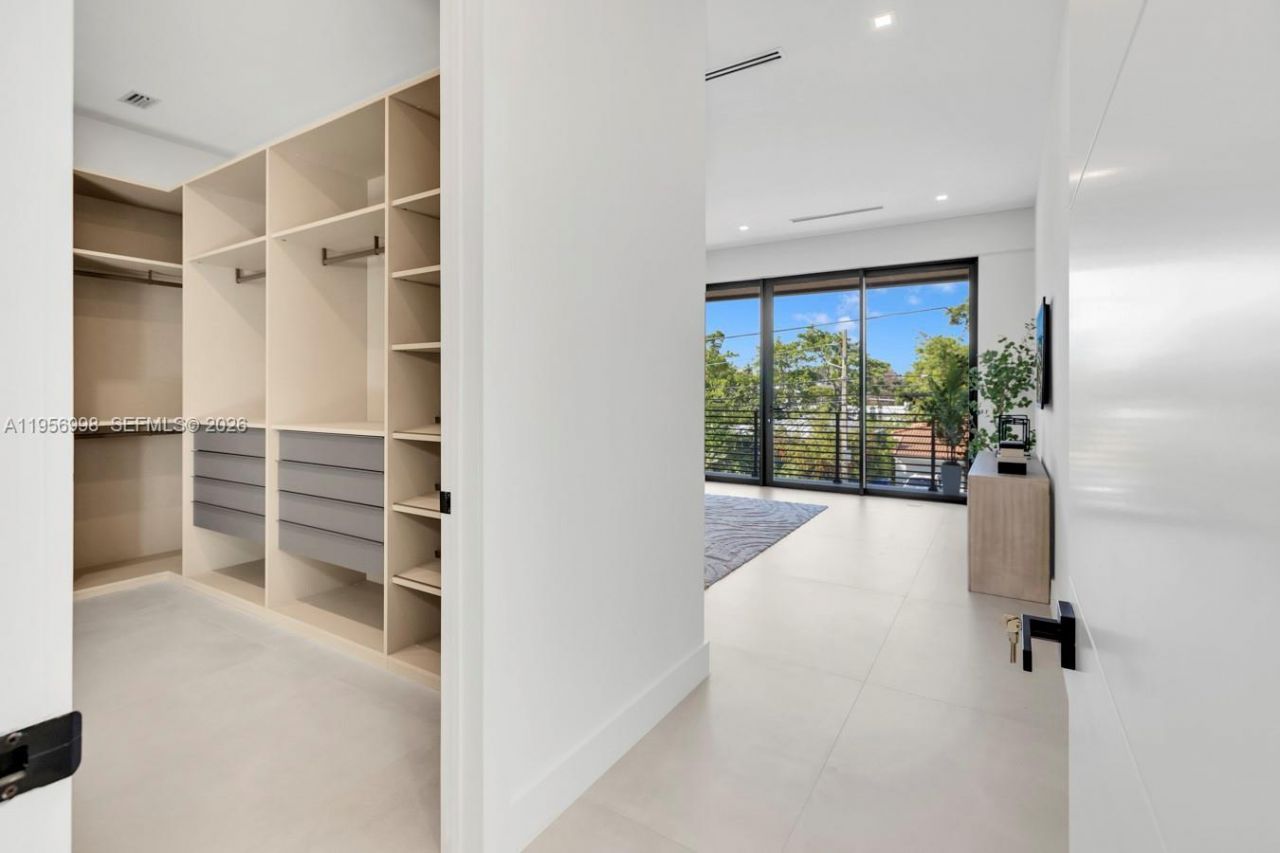 3200 Thomas Ave, Miami, FL 33133 Photo