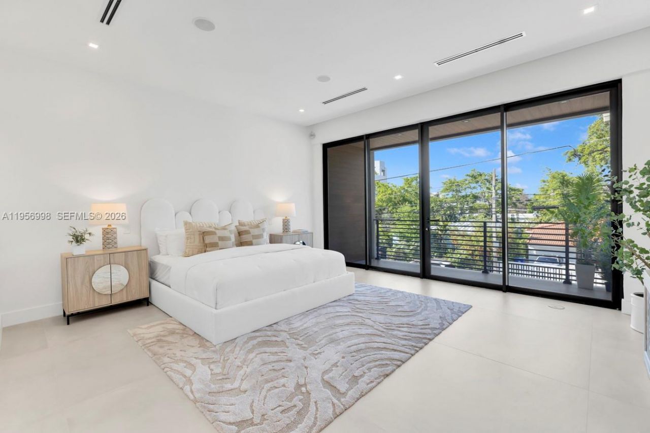 3200 Thomas Ave, Miami, FL 33133 Photo