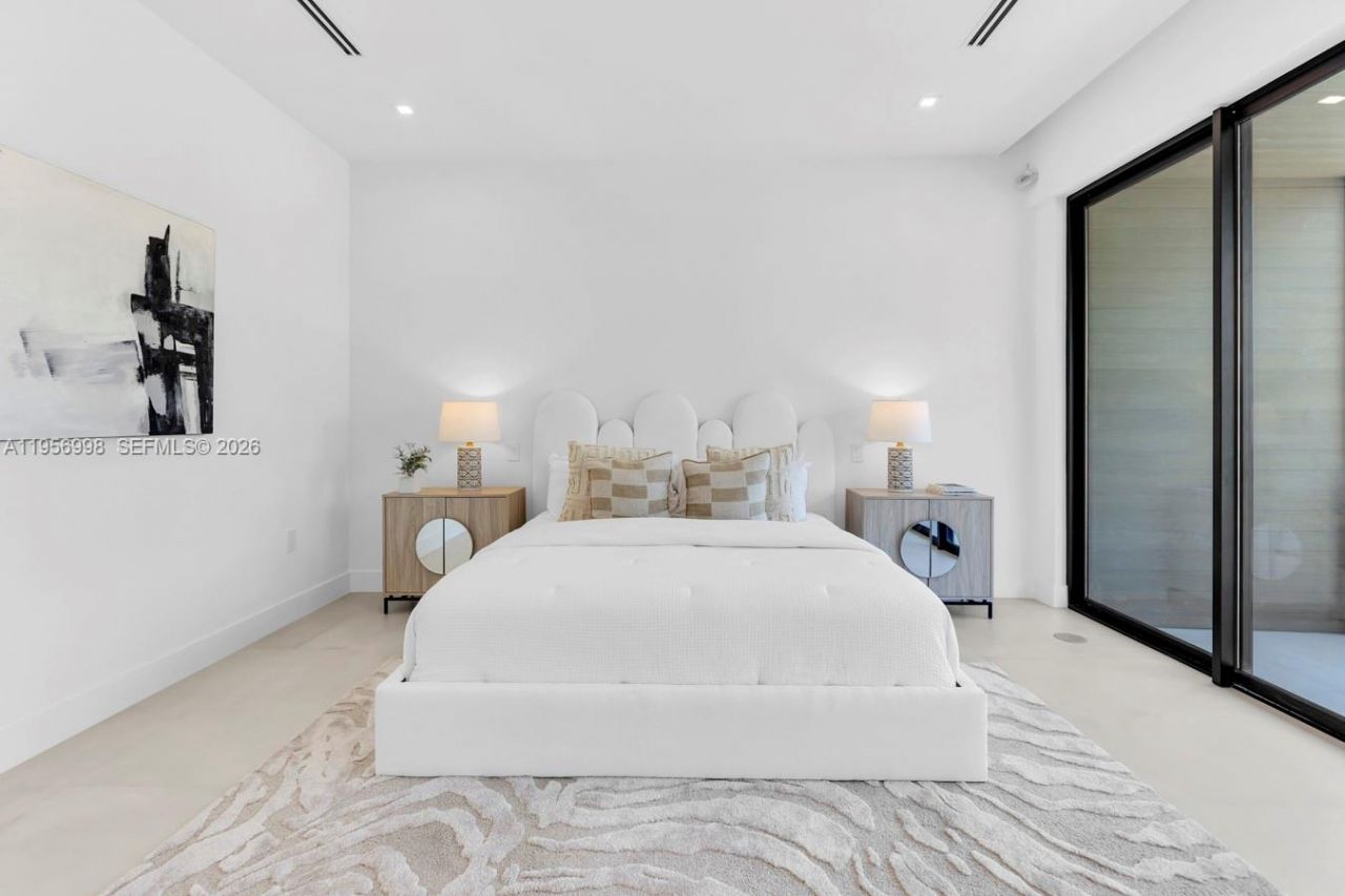 3200 Thomas Ave, Miami, FL 33133 Photo