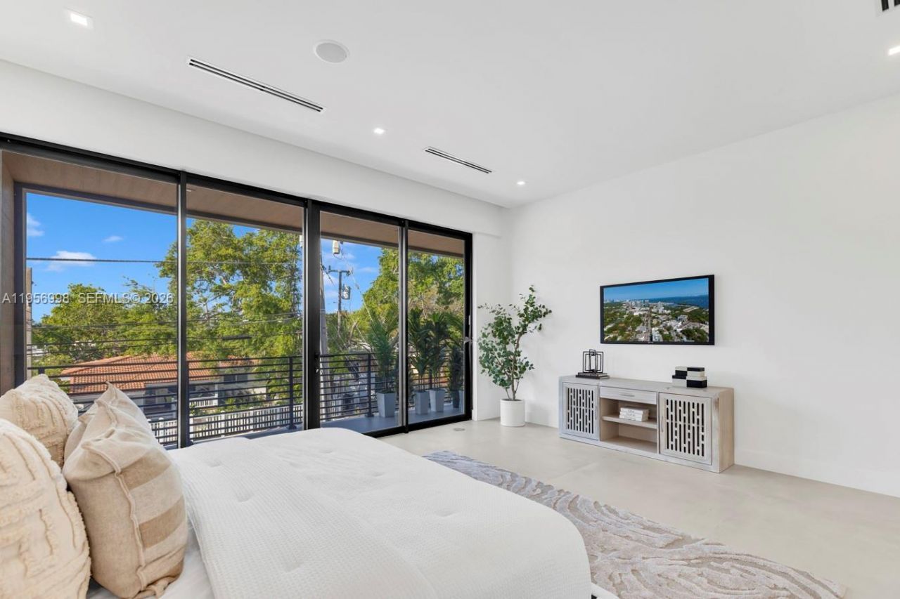 3200 Thomas Ave, Miami, FL 33133 Photo