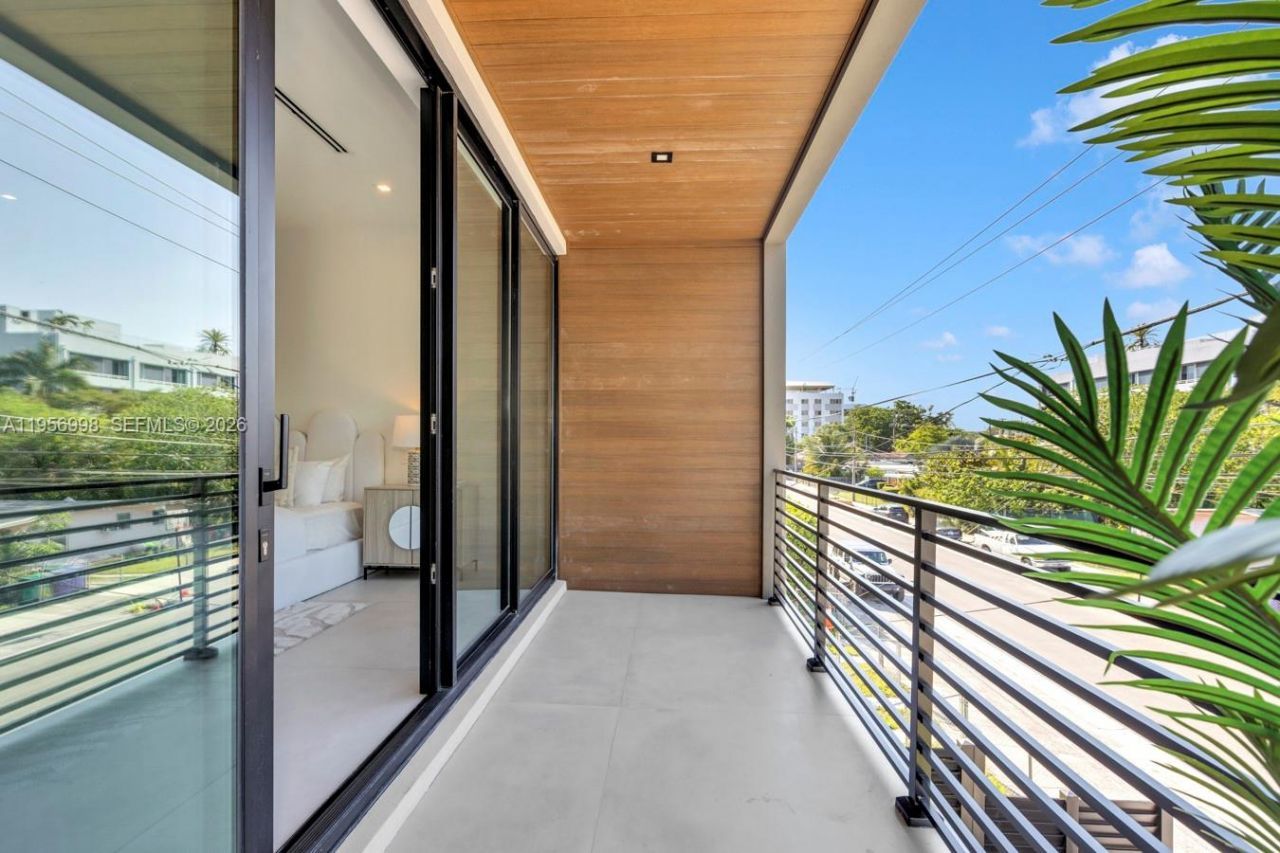 3200 Thomas Ave, Miami, FL 33133 Photo