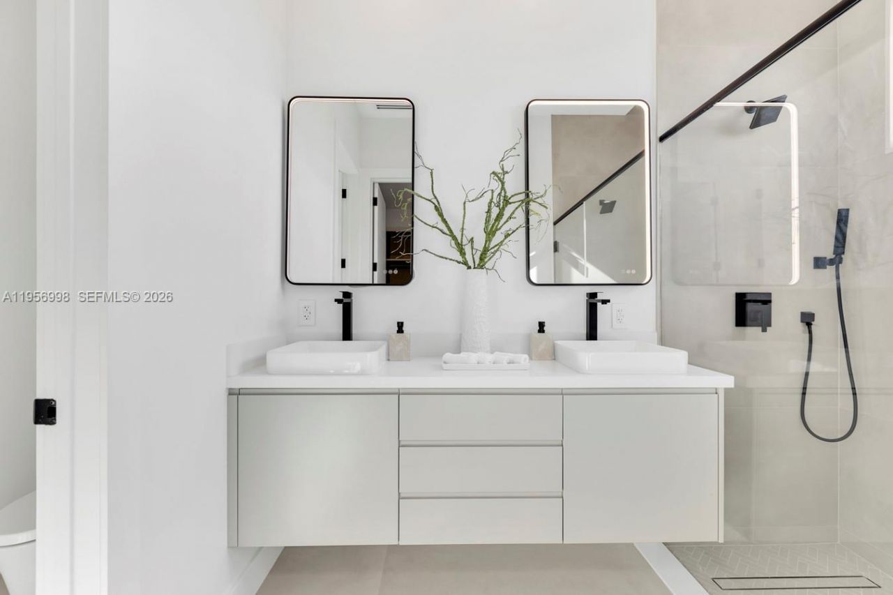 3200 Thomas Ave, Miami, FL 33133 Photo