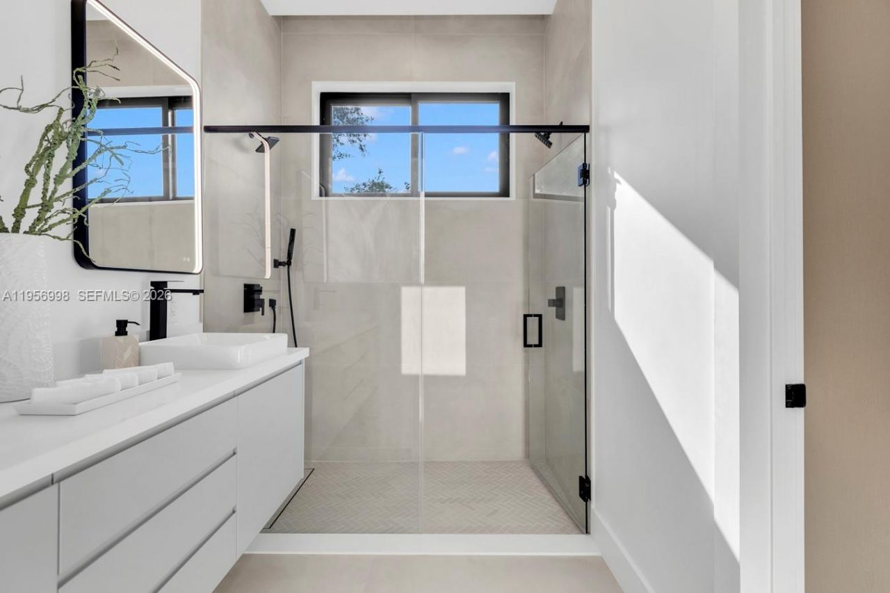 3200 Thomas Ave, Miami, FL 33133 Photo