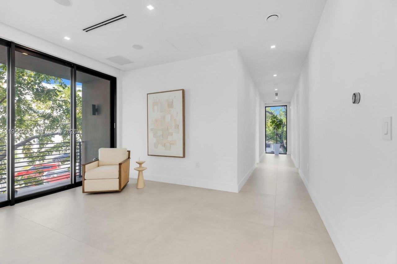 3200 Thomas Ave, Miami, FL 33133 Photo