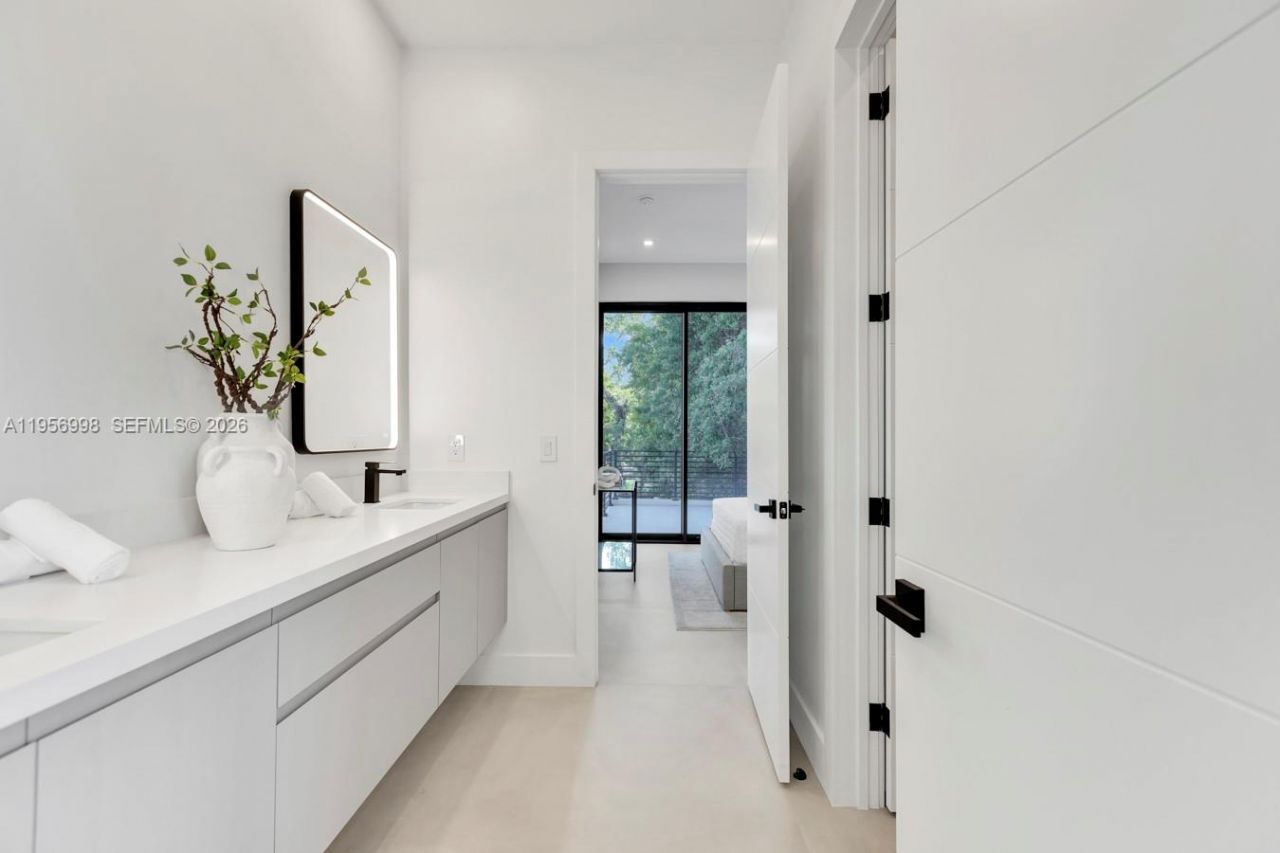 3200 Thomas Ave, Miami, FL 33133 Photo