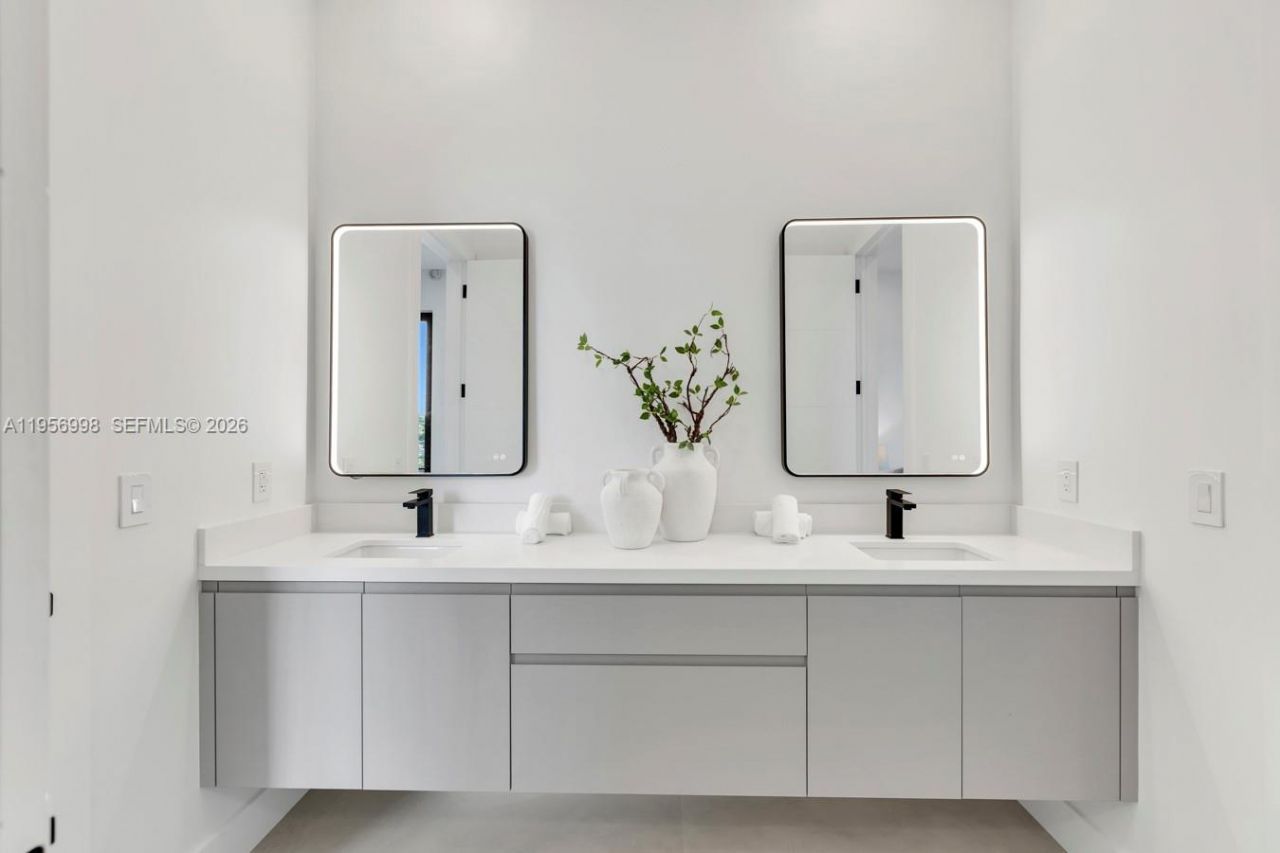 3200 Thomas Ave, Miami, FL 33133 Photo