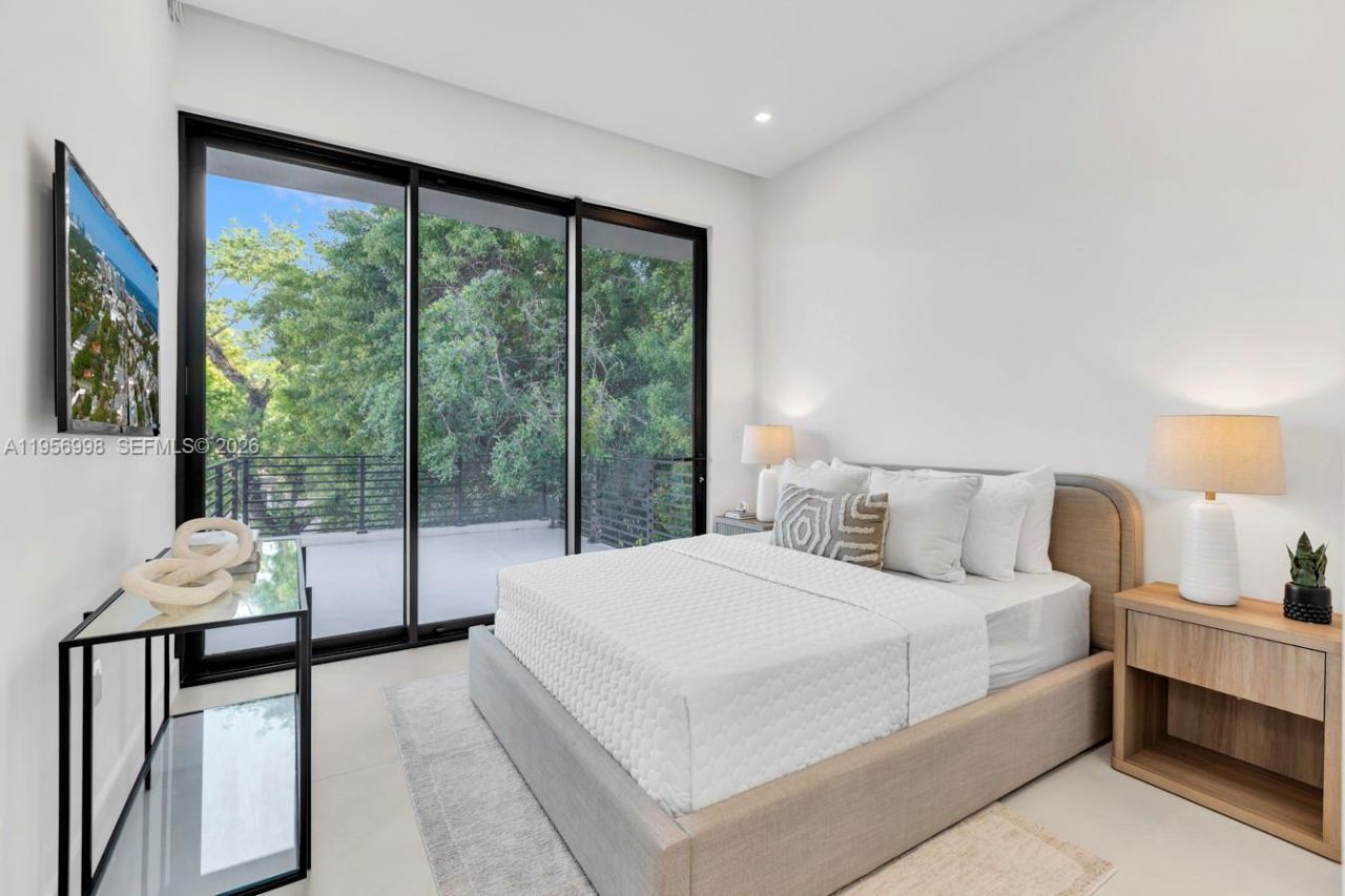 3200 Thomas Ave, Miami, FL 33133 Photo