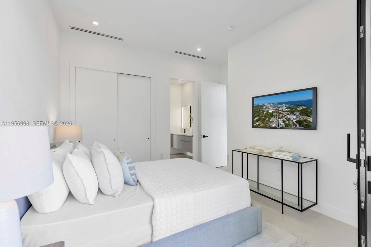 3200 Thomas Ave, Miami, FL 33133 Photo