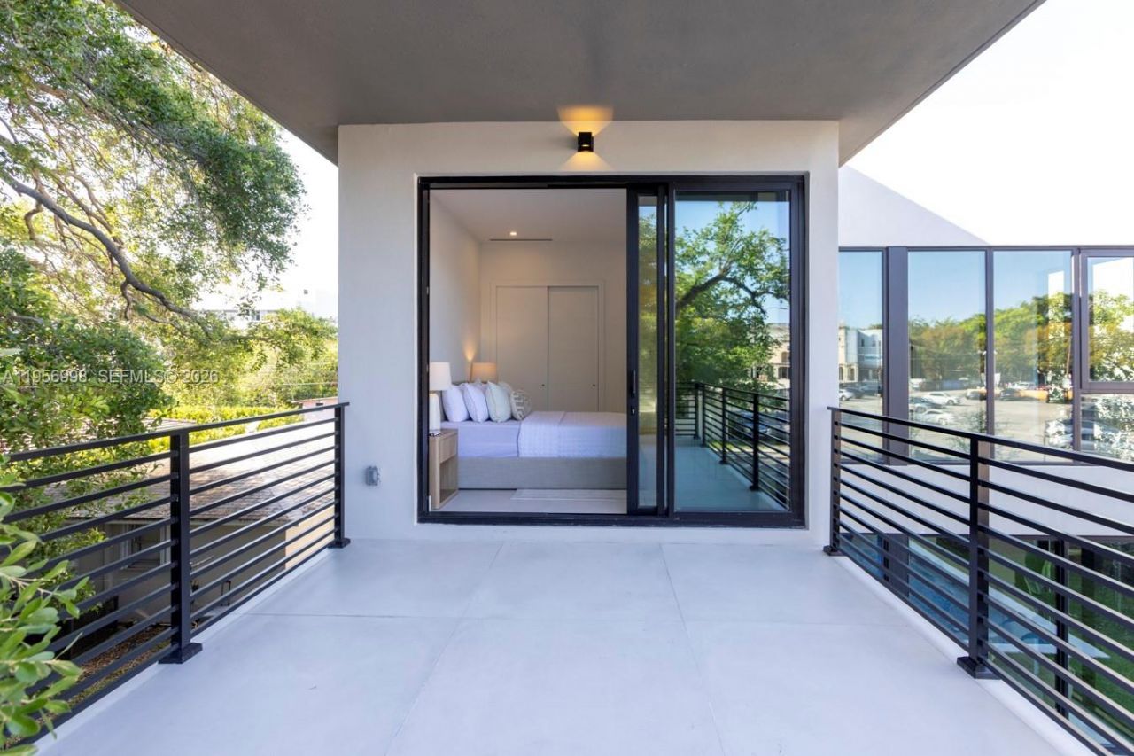 3200 Thomas Ave, Miami, FL 33133 Photo