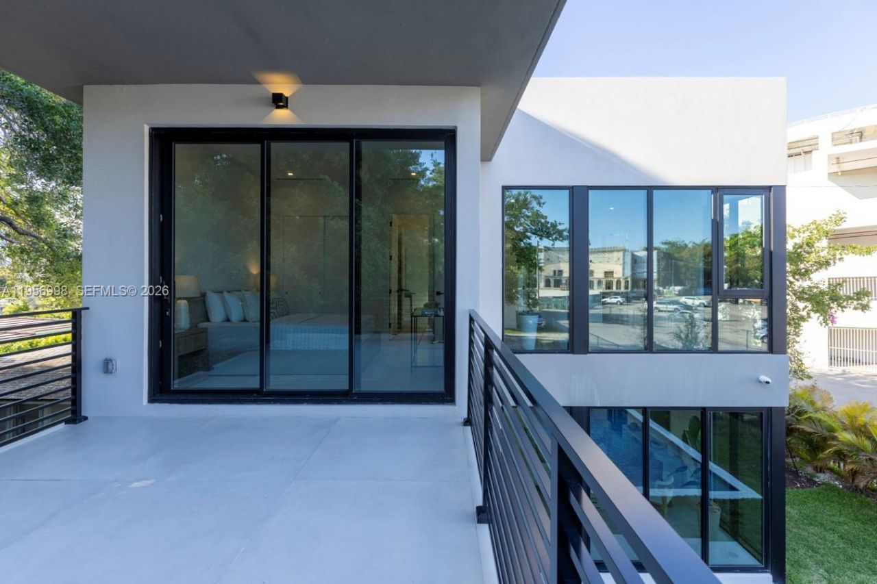 3200 Thomas Ave, Miami, FL 33133 Photo