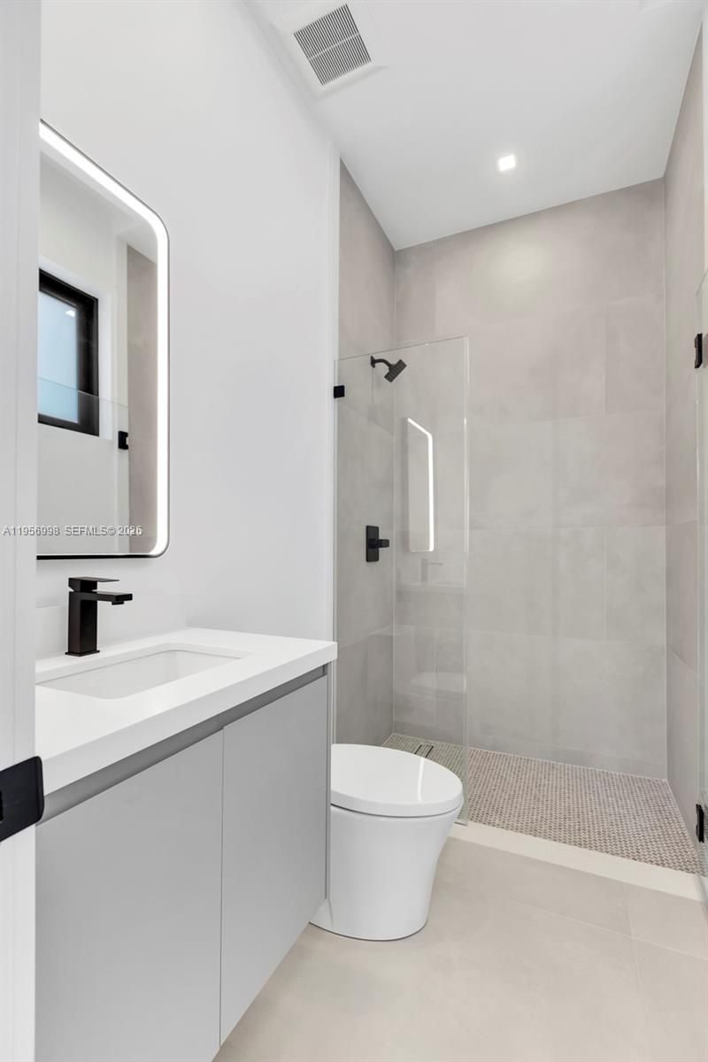 3200 Thomas Ave, Miami, FL 33133 Photo