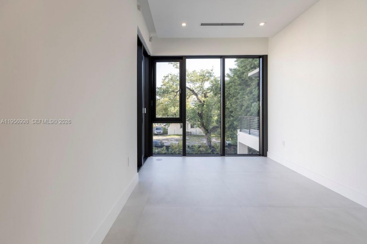 3200 Thomas Ave, Miami, FL 33133 Photo