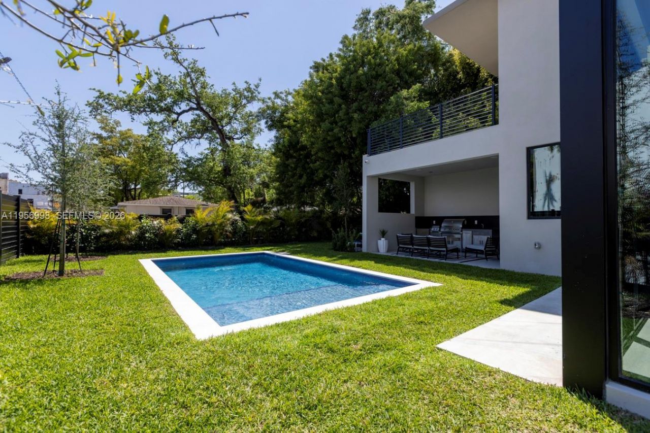 3200 Thomas Ave, Miami, FL 33133 Photo