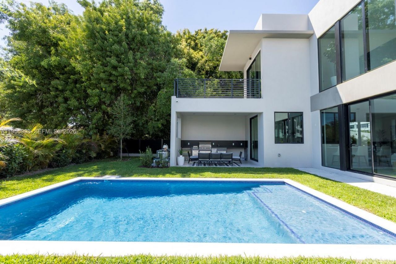 3200 Thomas Ave, Miami, FL 33133 Photo