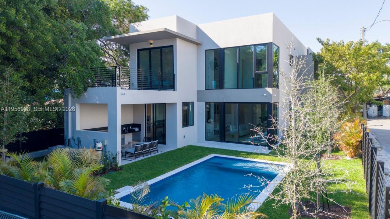 3200 Thomas Ave, Miami, FL 33133 Photo