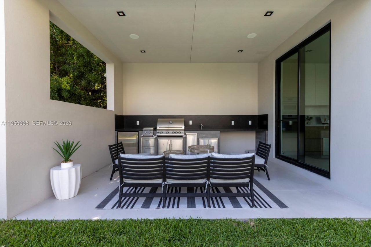 3200 Thomas Ave, Miami, FL 33133 Photo