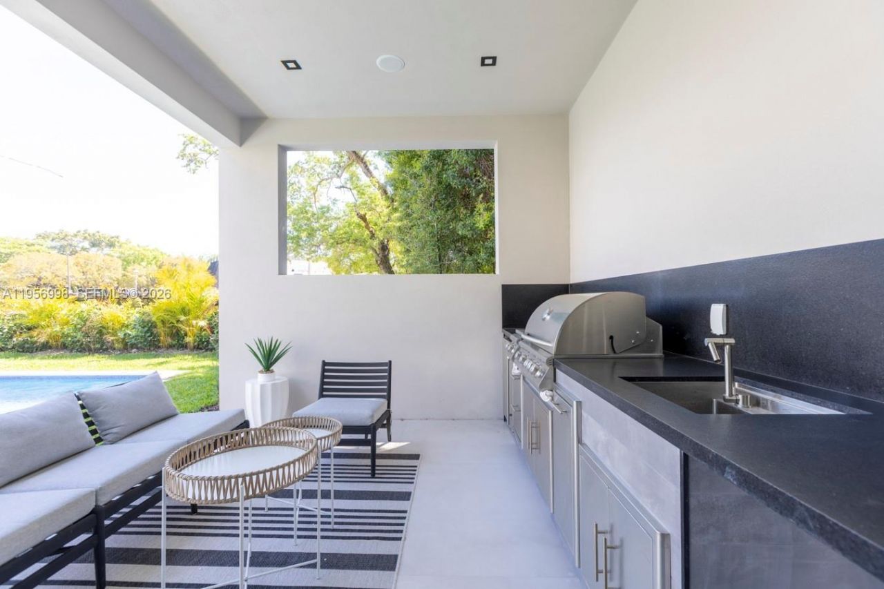 3200 Thomas Ave, Miami, FL 33133 Photo