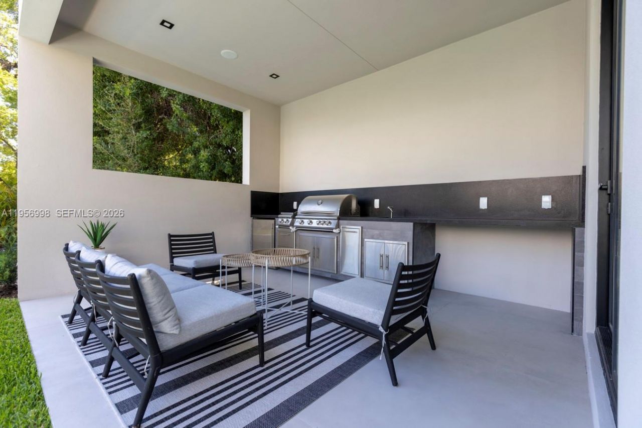 3200 Thomas Ave, Miami, FL 33133 Photo