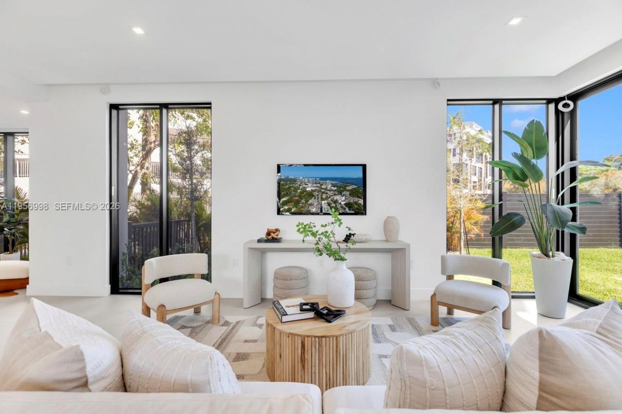 3200 Thomas Ave, Miami, FL 33133 Photo