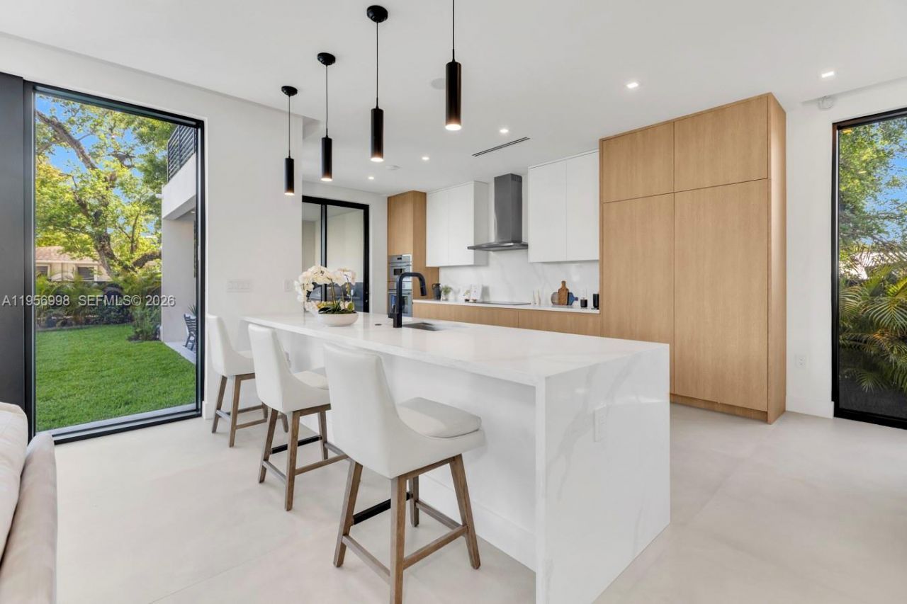 3200 Thomas Ave, Miami, FL 33133 Photo