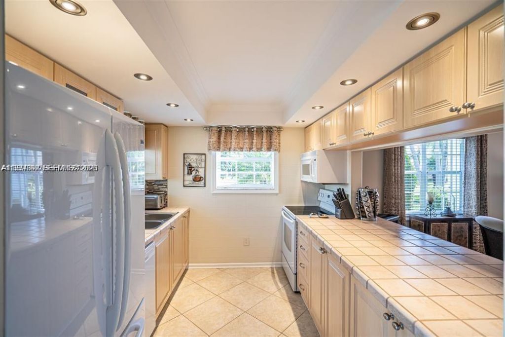 221 Waterside Dr , Unit 221, Hypoluxo, FL 33462 Photo