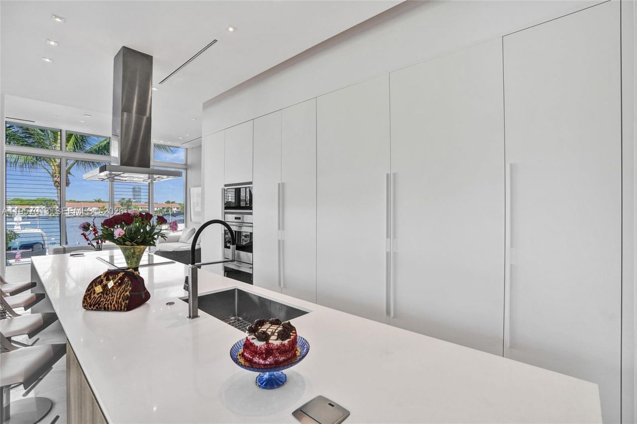 3750 Yacht Club Dr , Unit TH1, Aventura, FL 33180 Photo