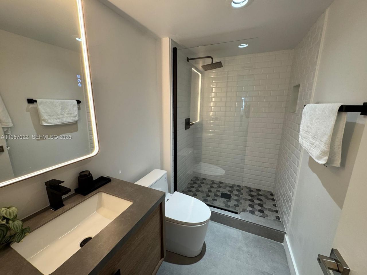 3731 N Country Club Dr , Unit 126, Aventura, FL 33180 Photo