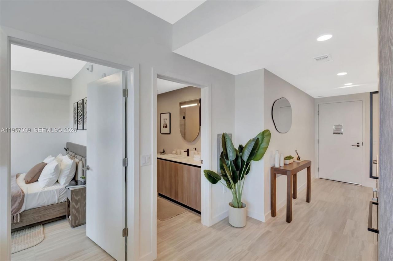 580 72nd Street , Unit 808, Miami Beach, FL 33141 Photo