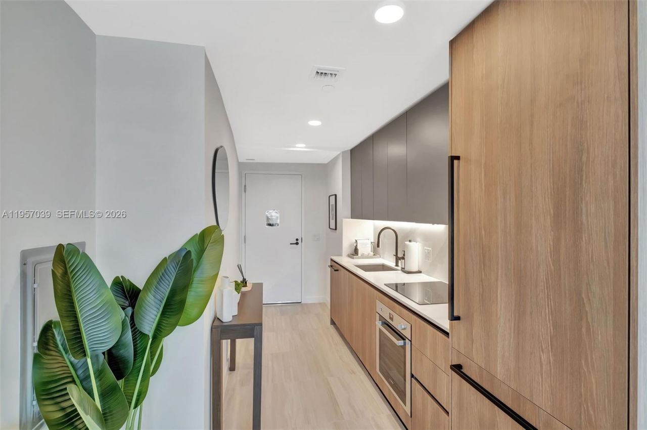 580 72nd Street , Unit 808, Miami Beach, FL 33141 Photo