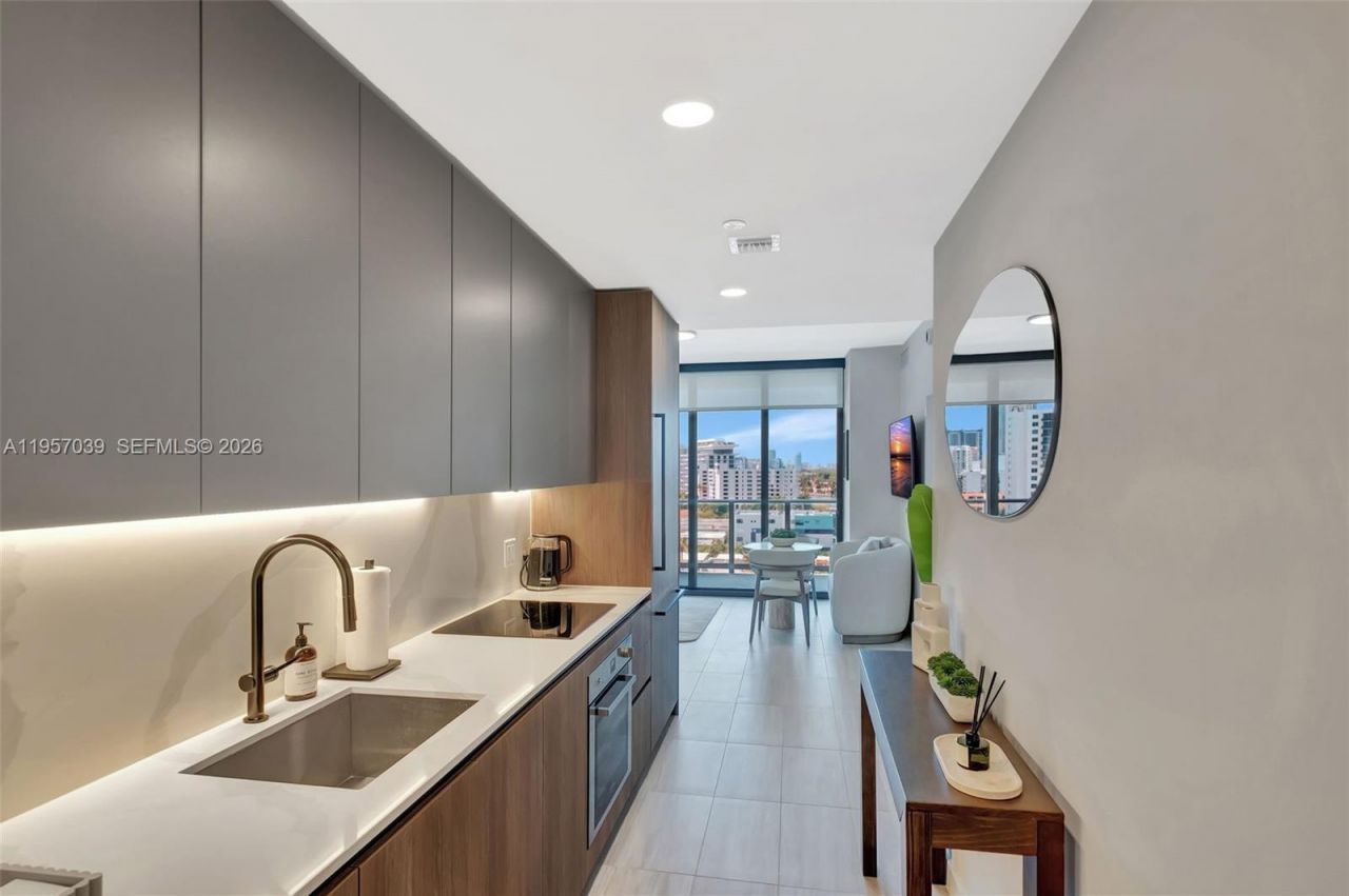 580 72nd Street , Unit 808, Miami Beach, FL 33141 Photo