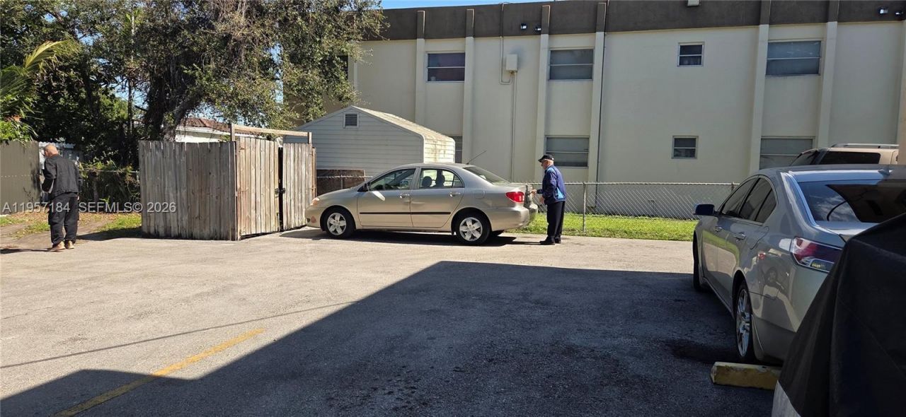 6373 SW 8th St, Miami, FL 33144 Photo