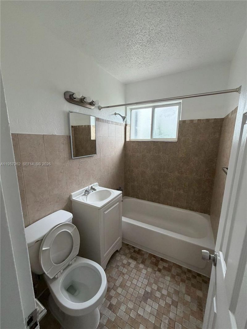 542 NW 8th St, Unit 13, Miami, FL 33136 Photo