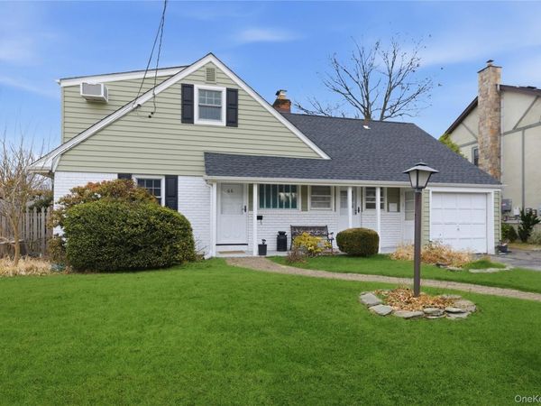 66 Woods Avenue, Malverne, NY 11565