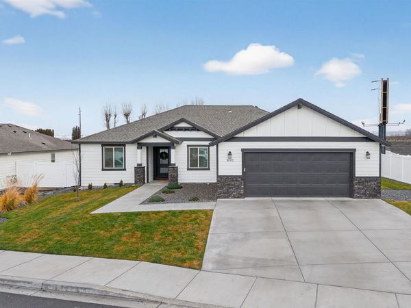 800 Vineyard St, Grandview, WA 98930