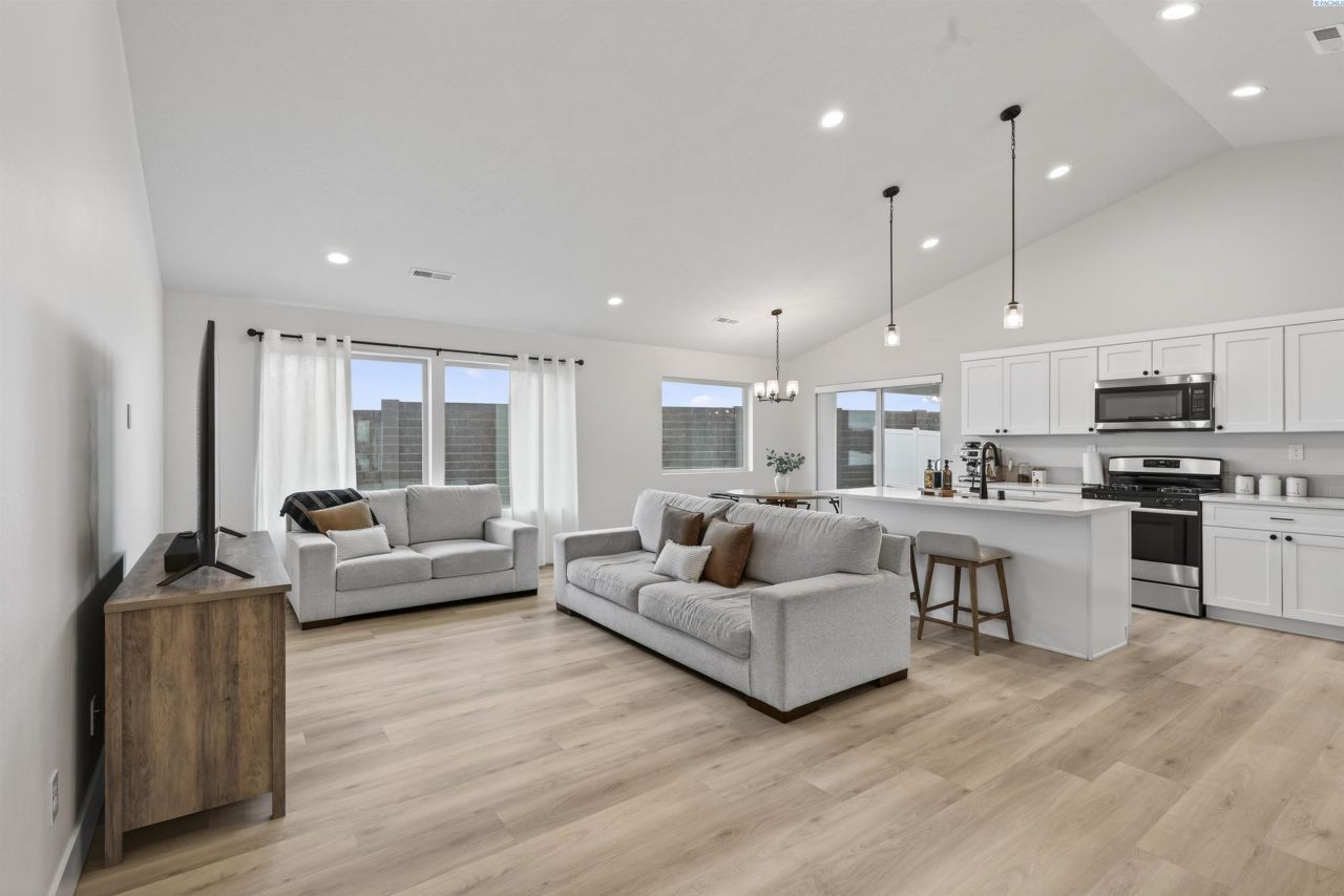 800 Vineyard St, Grandview, WA 98930 Main Photo