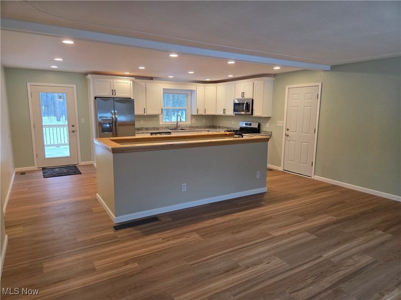 1075 NE River Road, Lake Milton, OH 44429 Photo 2